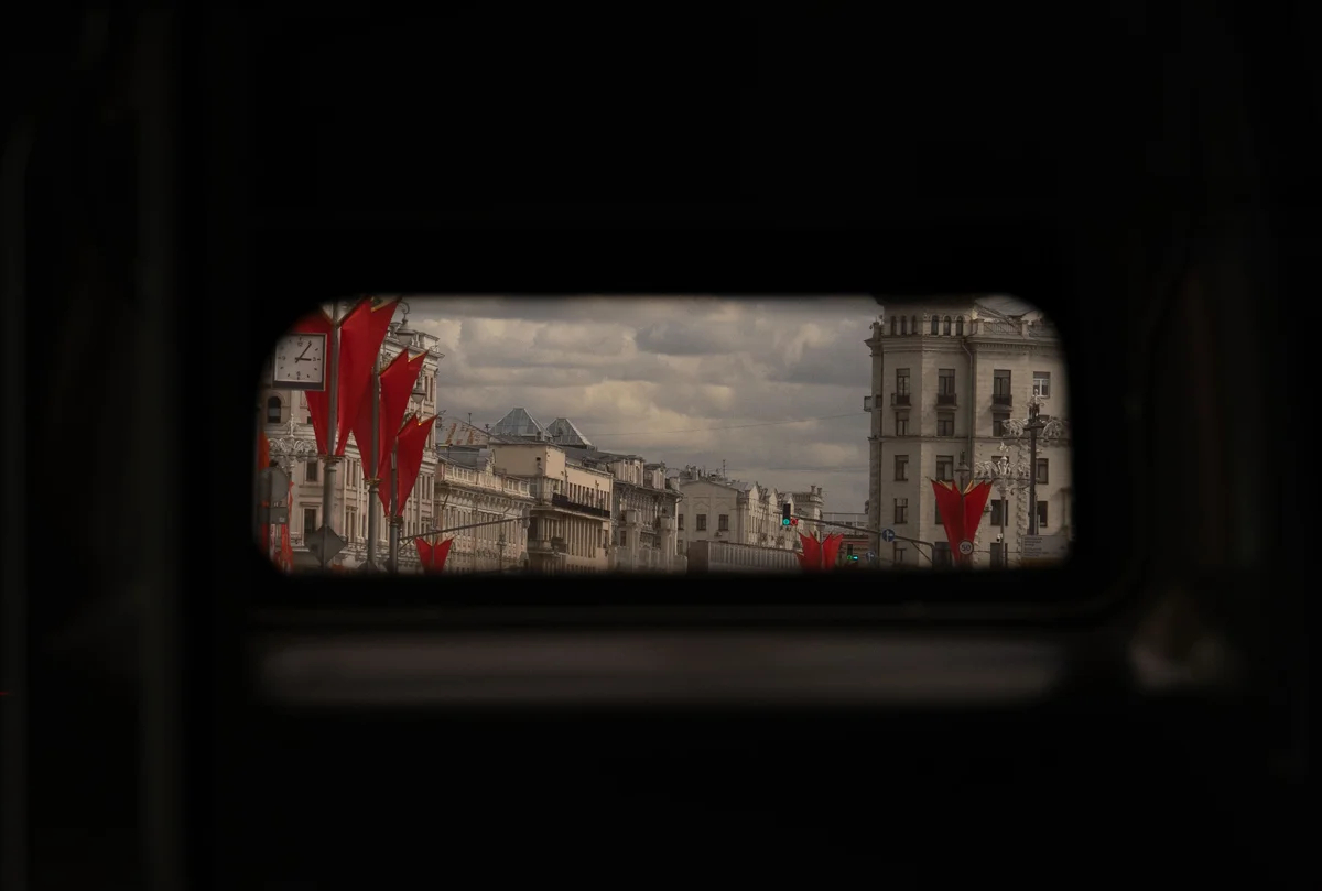 Вид на Тверскую улицу через окно автобуса.