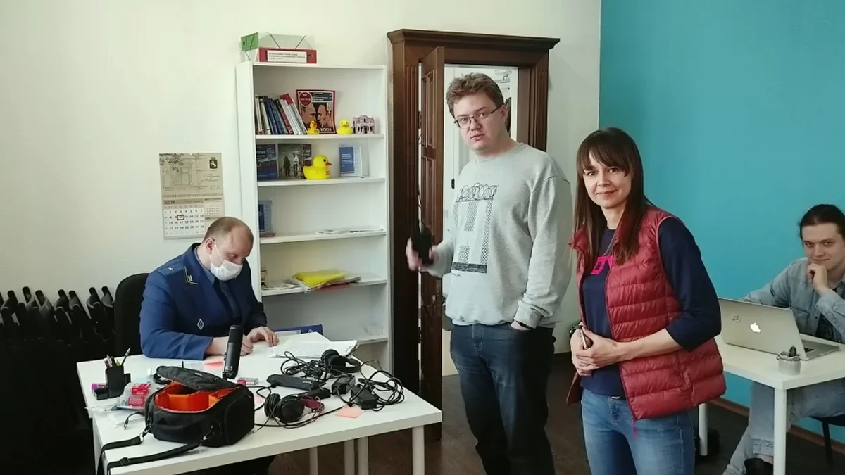 Ксения Фадеева с сторонниками Навального и прокурором в томском штабе. Кадр: <a href="https://www.youtube.com/watch?v=2yeJq2dAGsc" rel="noopener noreferrer" title="https://www.youtube.com/watch?v=2yeJq2dAGsc">Андрей Лошак</a> / Настоящее Время. Док / YouTube
