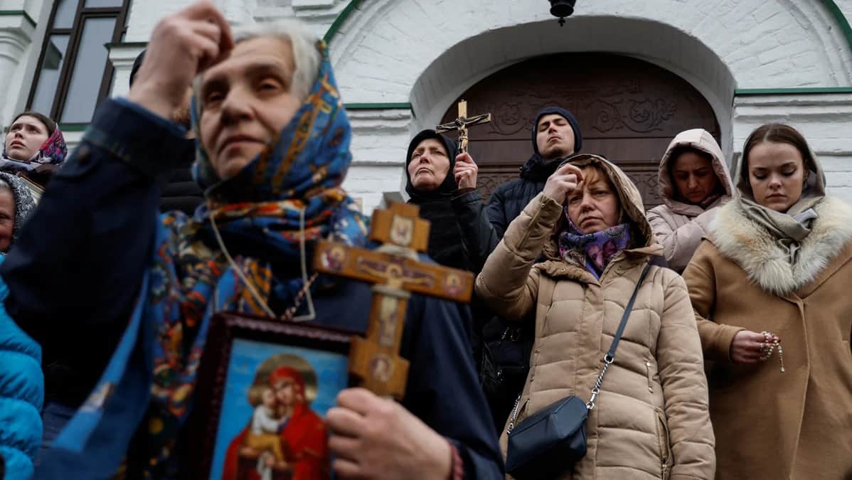 Верующие Украинской православной церкви молятся, блокируя вход в храм на территории Киево-Печерской лавры в Киеве, Украина, 31 марта 2023 года. Фото: Валентин Огиренко / Reuters / Scanpix / LETA