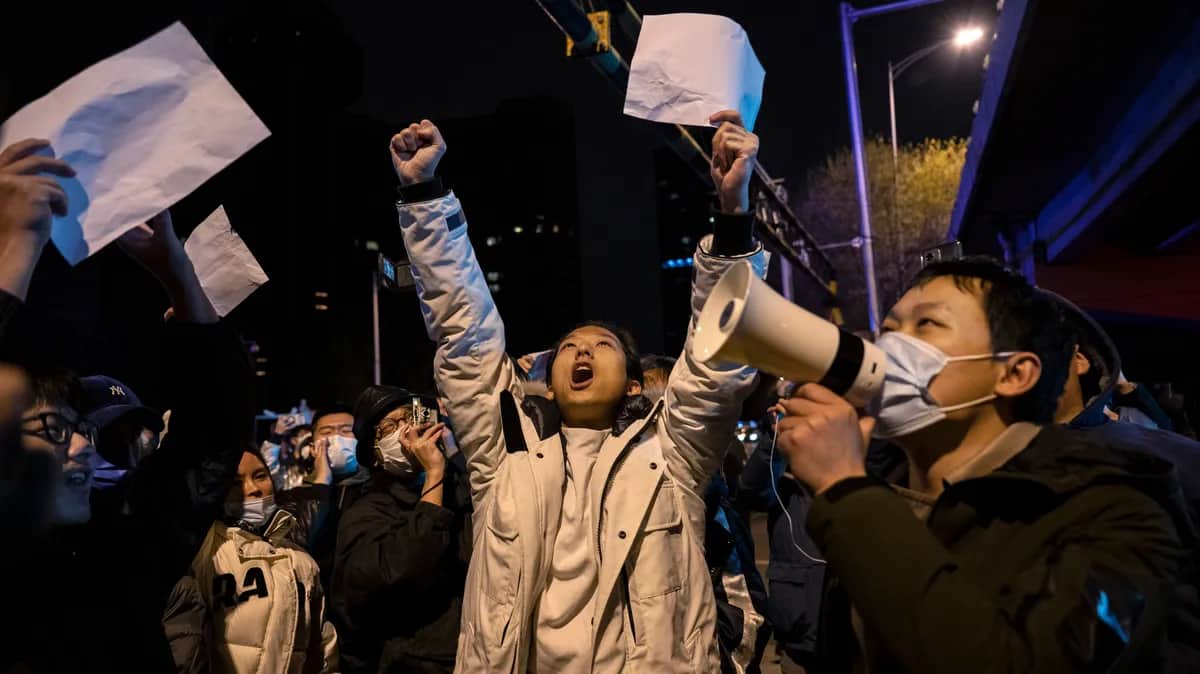 Акция протеста в Пекине против строгих мер Китая по борьбе с COVID. Фото: Kevin Frayer/Getty Images
