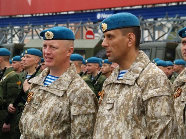 Офицеры 45-й бригады России Вадим Гриднев (слева) и Владимир Селиверстов во время подготовки к параду Победы на Красной площади, 2011 год. Фото: <a data-sk="tooltip_parent" data-stringify-link="https://twitter.com/RALee85/status/1166427032781295616" href="https://twitter.com/RALee85/status/1166427032781295616" rel="noopener noreferrer" target="_blank">Rob Lee</a> / Telegram