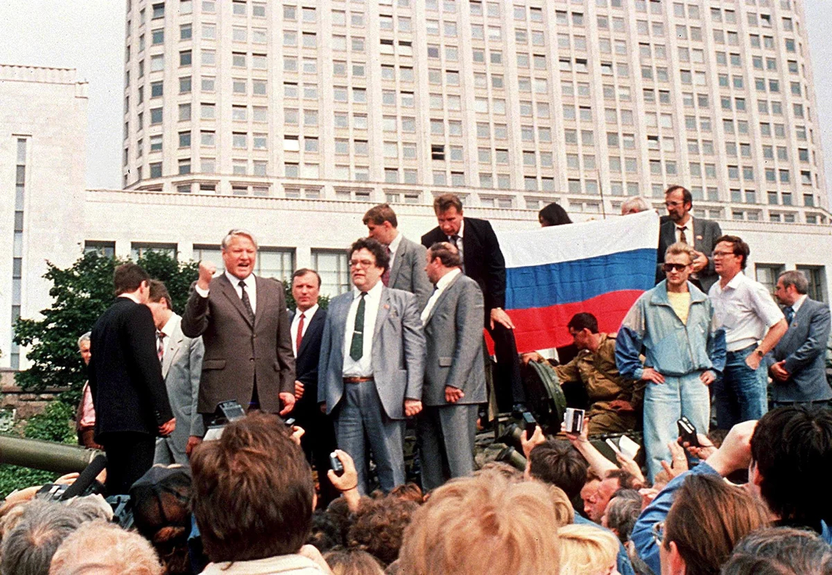 Борис Ельцин у Белого дома в Москве во время августовского путча, 19 августа 1991 года. Фото: Diane-Lu Hovasse / EPA