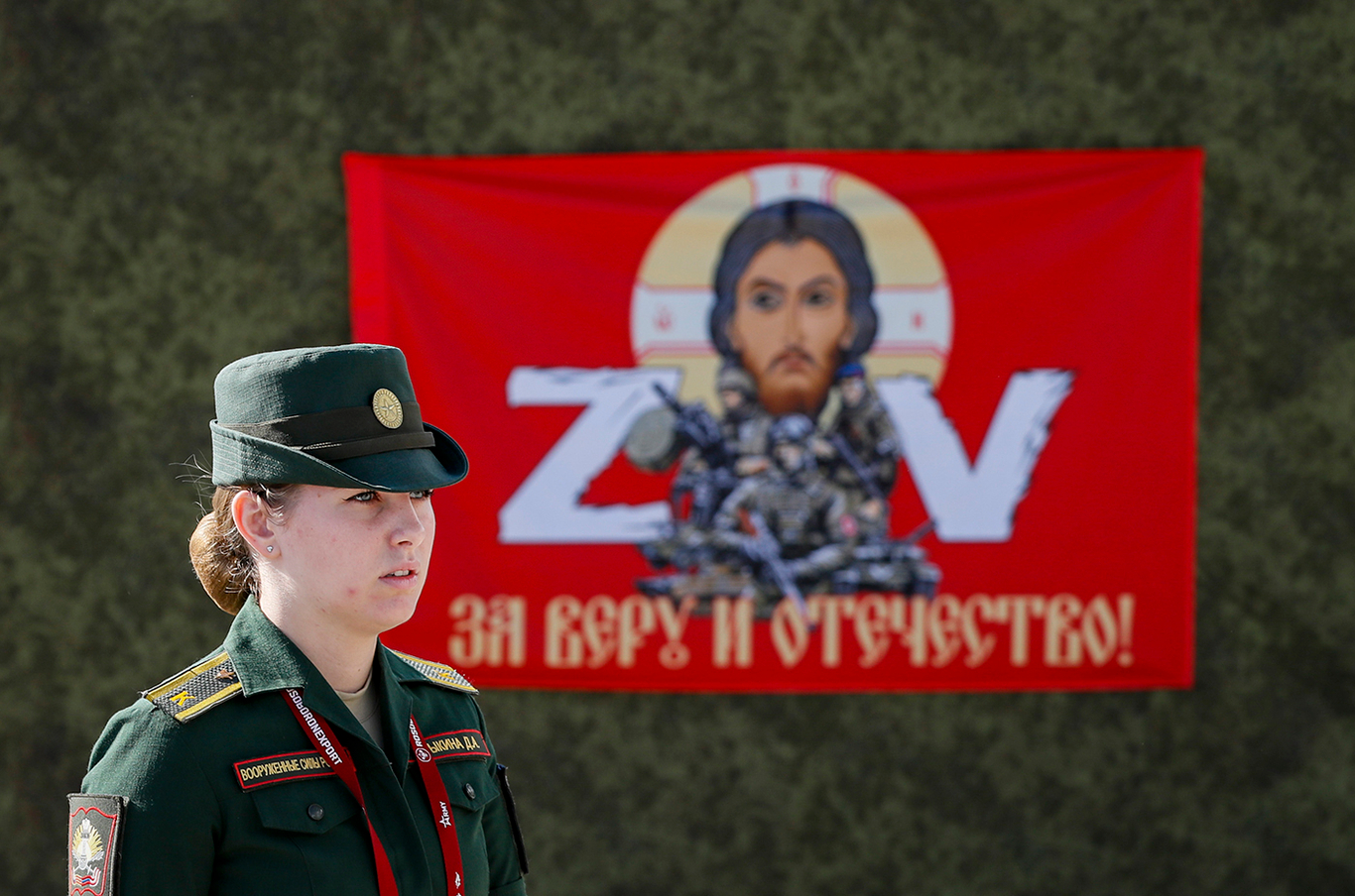 Женщина-военнослужащая в парке «Патриот» в Кубинке. Московская область, Россия. 17 августа 2023 года. Фото: Юрий Кочетков / EPA