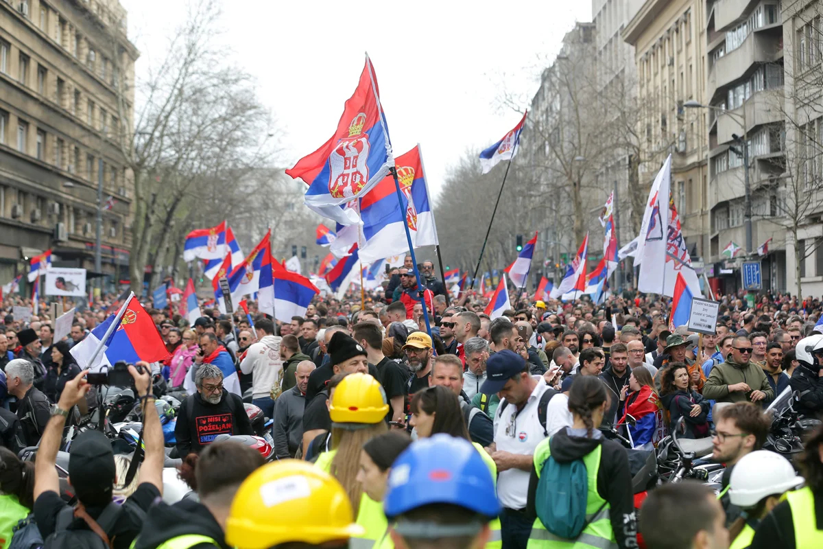 Протестующие с сербскими флагами на митинге в Белграде, 15 марта 2025 года. Фото: Andrej Cukic / EPA