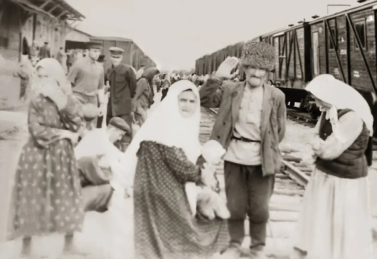 На вокзале. 1957 год. Фрунзе. Жители села Юрт-Аух возвращаются на родину. Фото: Wikimedia Commons , CC BY-SA 4.0