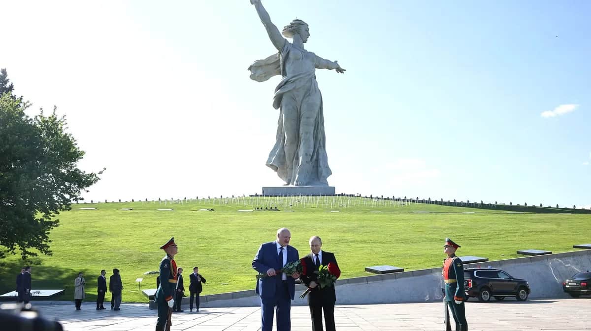 Vladimir Putin and Alexander Lukashenko pay respects to the soldiers fallen in World War II near The Motherland Calls Monument, Volgograd, Russia, 29 April 2025. Photo: The Kremlin