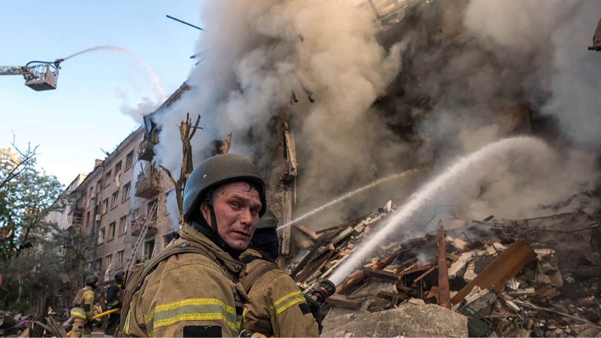 Пожарные тушат пожар на месте сильно поврежденного здания в результате российских ударов по украинской столице в Киеве 24 мая 2026 года. Фото: Vladyslav Musienko / AFP / Scanpix / LETA