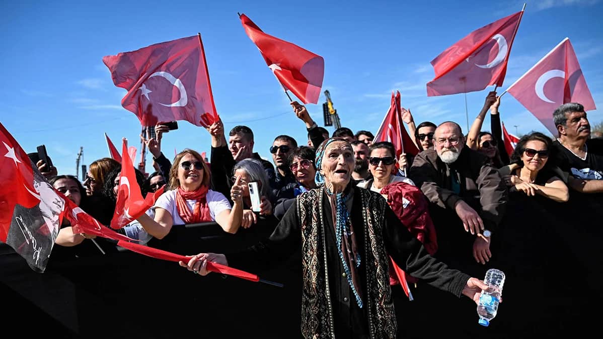 Протестующие размахивают турецкими флагами во время митинга, организованного Республиканской народной партией в поддержку арестованного мэра Стамбула Экрема Иманоглу в Малтепе, на окраине Стамбула, 29 марта 2025 года. Фото: Kemal Aslan / AFP / Scanpix / LETA