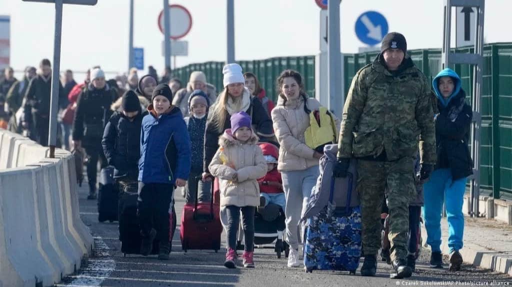 Украинские беженцы при переходе границы в Польшу. Фото: Mvs.gov.ua