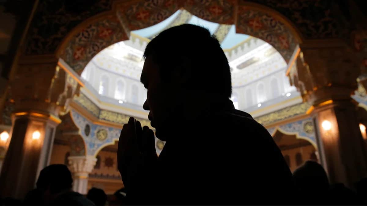 Верующие во время совершения пятничного намаза в Московской соборной мечети, 4 марта 2016 года. Фото: Максим Шеметов / Reuters / Scanpix / LETA