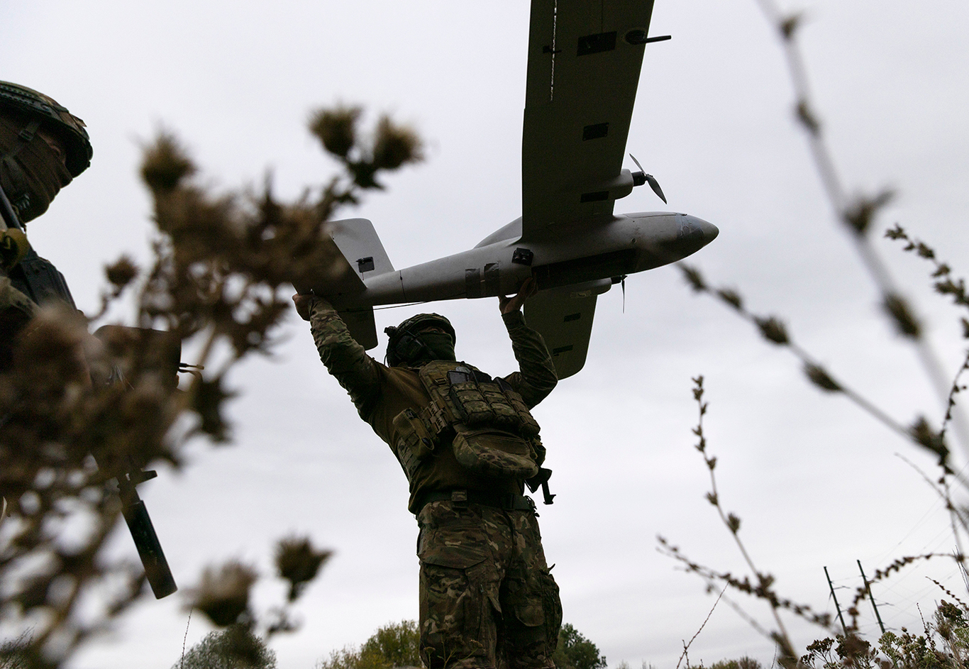 Украинские военнослужащие 22-й механизированной бригады готовят беспилотник «Эвенджер» к полету в неустановленном месте вблизи линии фронта в Харьковской области. Северо-восток Украины. 24 сентября 2025 года. Фото: Yevhen Titov / EPA