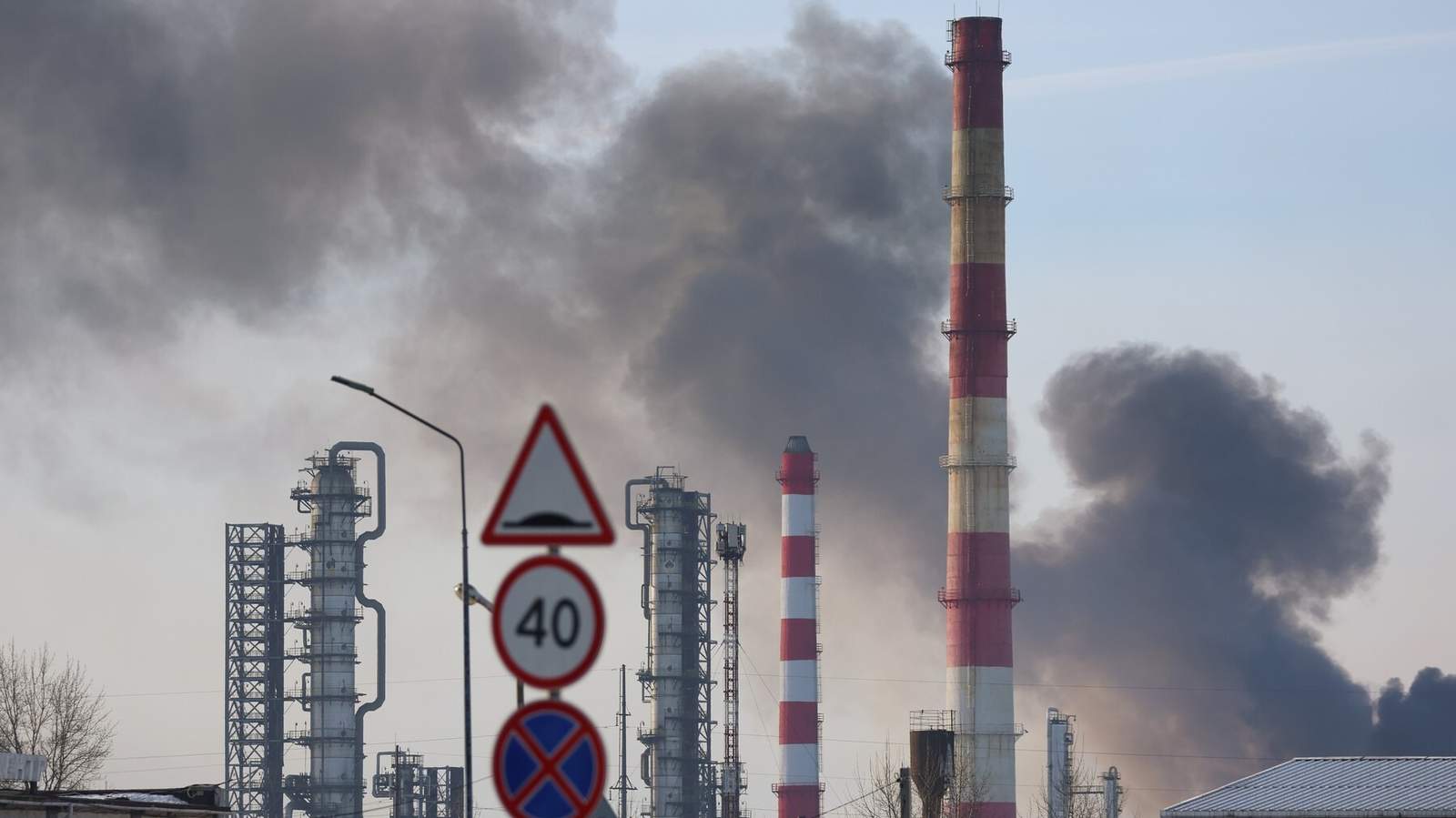 Густой дым над нефтезаводом в Рязанской области после атаки беспилотника, 13 марта 2024 года. Фото: Александр Рюмин / ТАСС / Profimedia