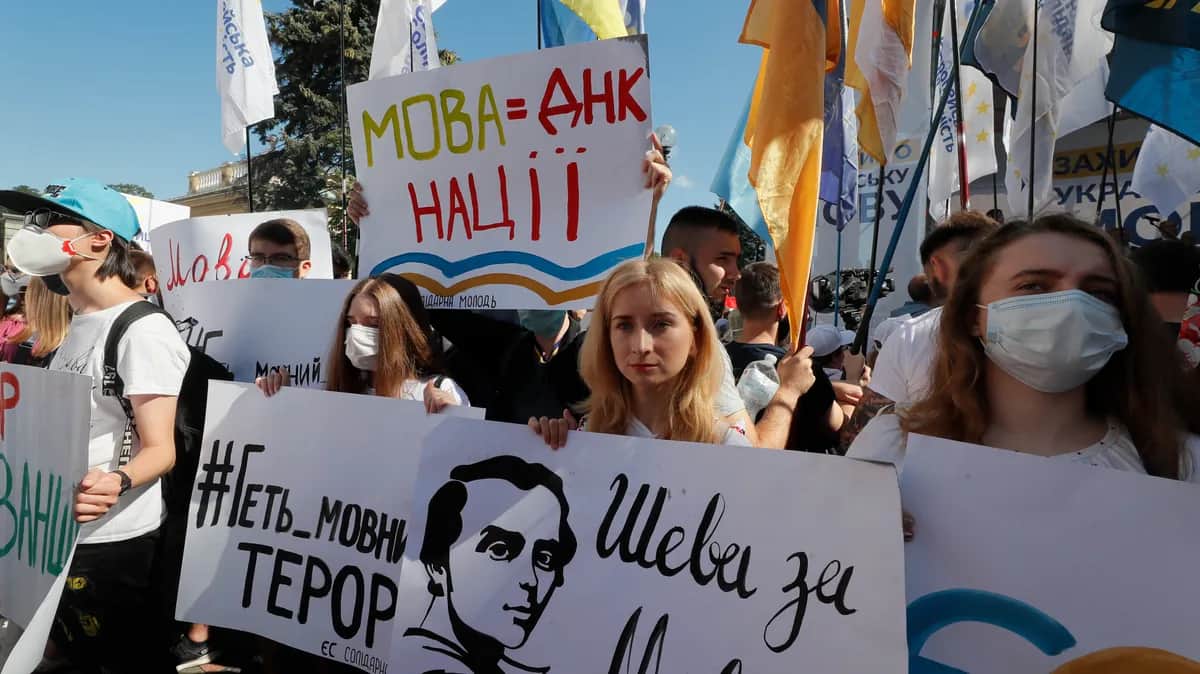 Украинские активисты на митинге перед зданием Верховной Рады в Киеве, 2020 год. EPA-EFE/SERGEY DOLZHENKO