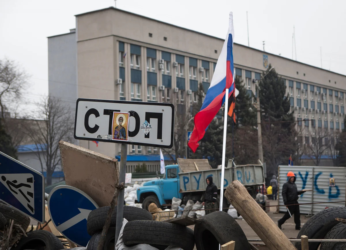 Пророссийские протестующие у баррикад напротив здания СБУ в Луганске, 10 апреля 2014 года. Фото: Шамиль Жуматов / Reuters / Scanpix / LETA