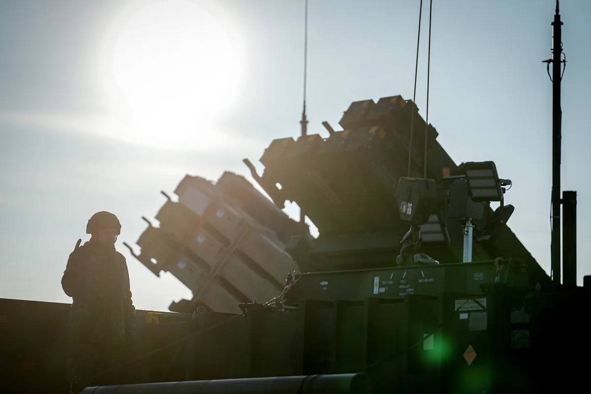 Немецкие военнослужащие загружают ракеты для системы ПВО Patriot, Жешув, Польша, 23 января 2025 года. Фото: Kay Nietfeld / dpa / picture-alliance / Scanpix / LETA