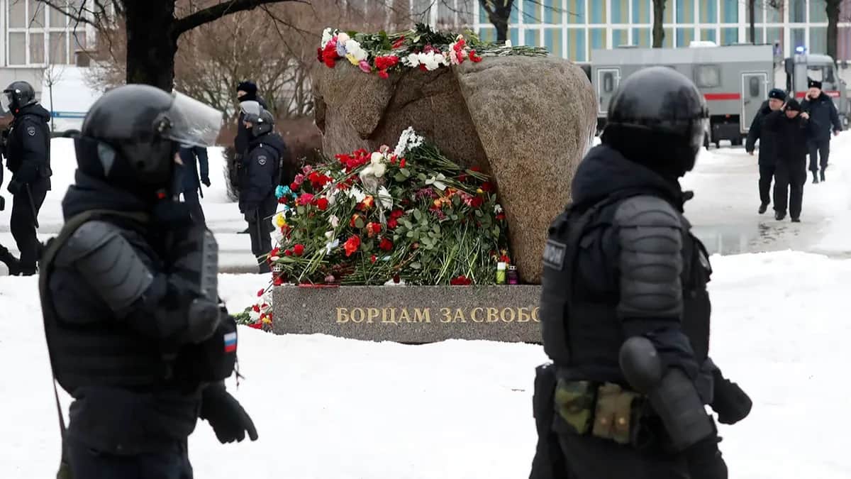 Сотрудники полиции задерживают участников гражданской панихиды по Алексею Навальному у мемориала политзаключенным в Санкт-Петербурге, 17 февраля 2024 года. Фото: Анатолий Мальцев / EPA-EFE