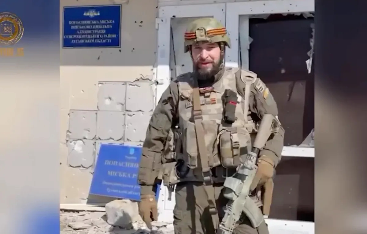Даниил Мартынов у здания Рады города Попасная в Украине. Фото: скрин <a href="https://t.me/RKadyrov_95/2008">видео</a> 
