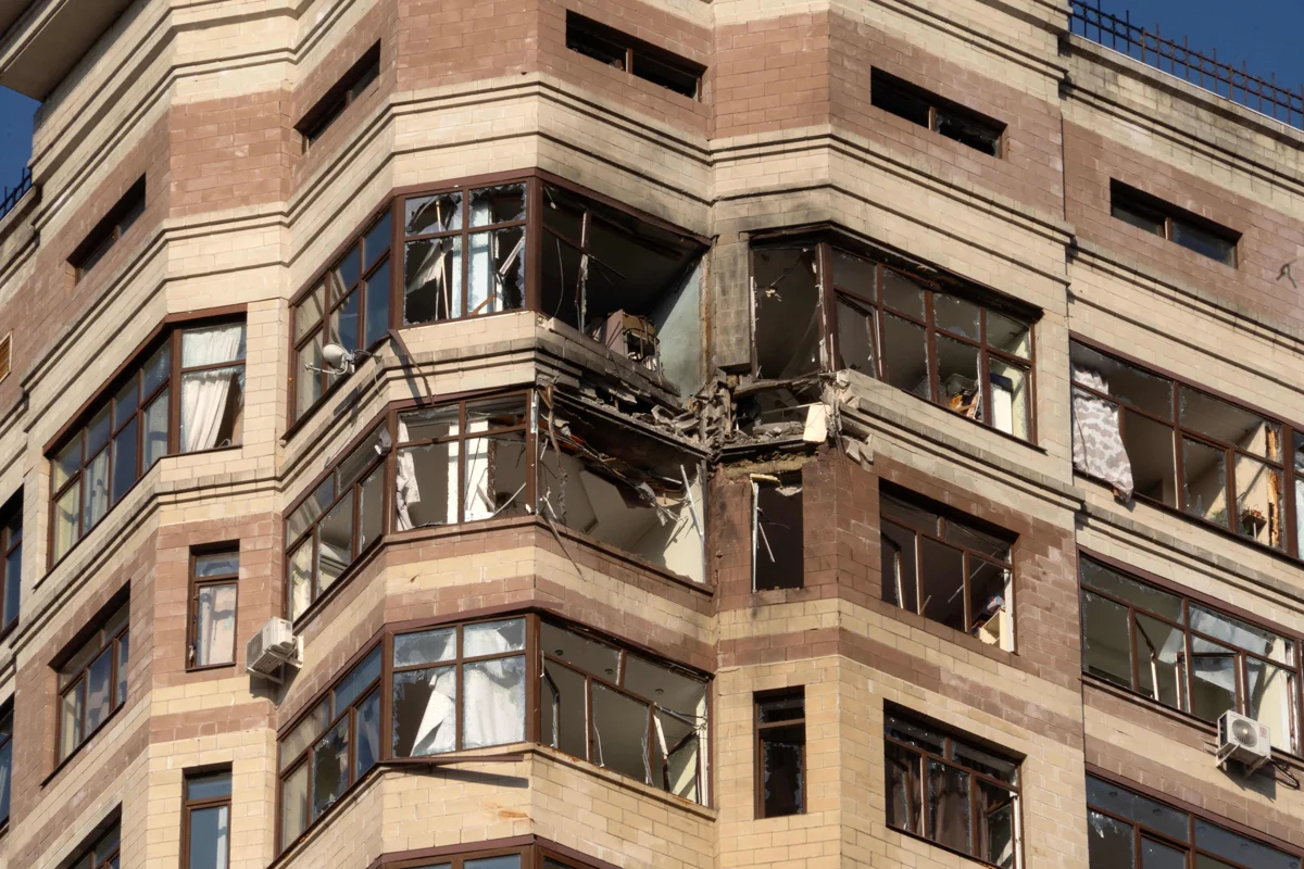Повреждённый жилой дом после атаки дрона в Раменском, Московская область, 11 марта 2025 года. Фото: Андрей Бородулин / AFP / Scanpix / LETA