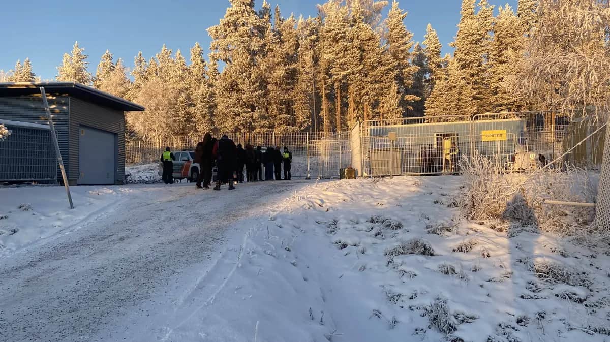 Пропускной пункт «Салла». Беженцы по одному заходят в бытовку для оформления документов. Фото: Соня Мустаева