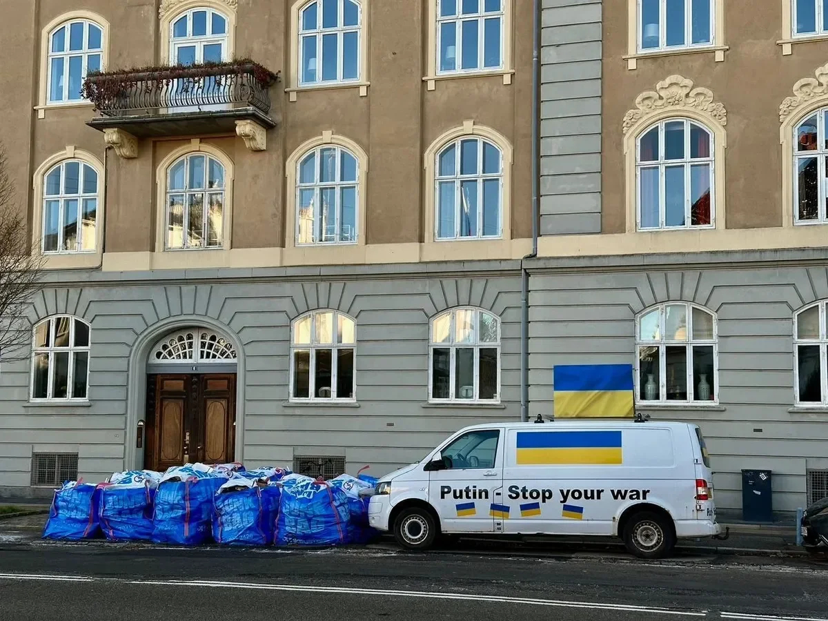 A van displaying the message “Putin, stop your war” parked in front of the Russian embassy in Copenhagen, Denmark. Photo: Daniel Thüler