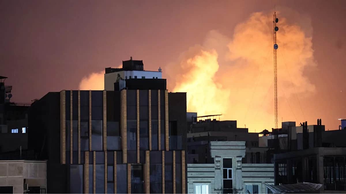 Дым и пламя поднимаются за зданиями после взрыва в Тегеране, Иран, 1 марта 2026 года. Фото: Фото: Abedin Taherkenareh / EPA