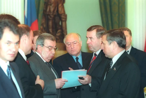 Сергей Шойгу, Геннадий Зюганов, Евгений Примаков, Виктор Черномырдин, Геннадий Селезнев, Николай Харитонов. Фото: <a href="https://commons.wikimedia.org/w/index.php?curid=6893804">Wikimedia Commons</a>, Kremlin.ru, CC BY 4.0