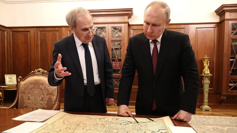 Председатель Конституционного суда РФ Валерий Зорькин показывает Владимиру Путину карту XVII века. Фото: kremlin.ru
