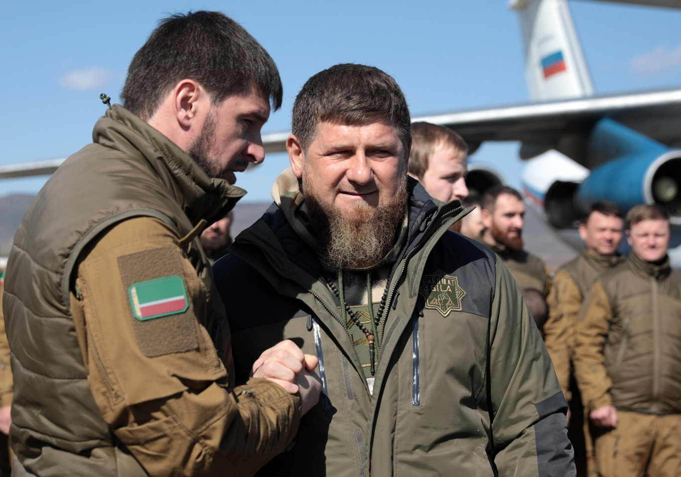 Рамзан Кадыров и Даниил Мартынов на выставке техники, предназначенной для использования в арктических условиях, перед церемонией отправки в аэропорту Грозного группы инструкторов Российского университета спецназа для участия в учениях Росгвардии, 9 марта 2021 года. Фото: Елена Афонина / ТАСС / Profimedia
