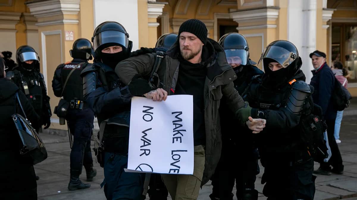 Задержание на антивоенном митинге, 13 марта 2022 года. Фото: «Новая Газета Европа»