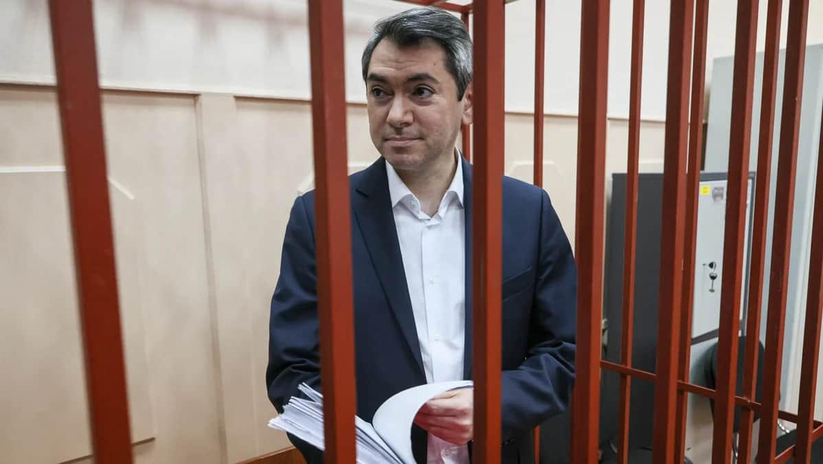 Григорий Мелконьянц в клетке для подсудимых во время заседания Басманного районного суда в Москве, 25 марта 2025 года. Фото: Максим Шипенков / EPA