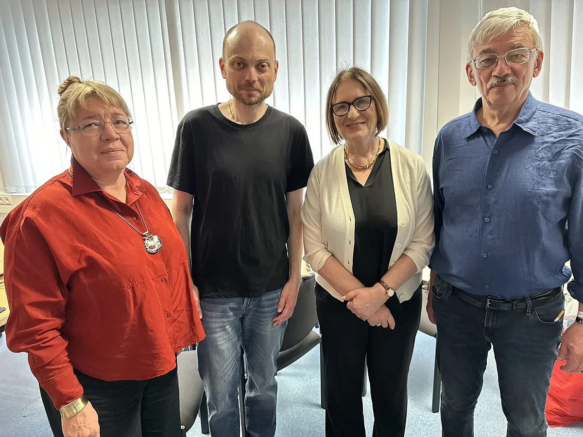 Vladimir Kara-Murza with Memorial staff Yelena Zhemkova (L), Irina Shcherbakova and Oleg Orlov (R). Photo: Vladimir Kara-Murza
