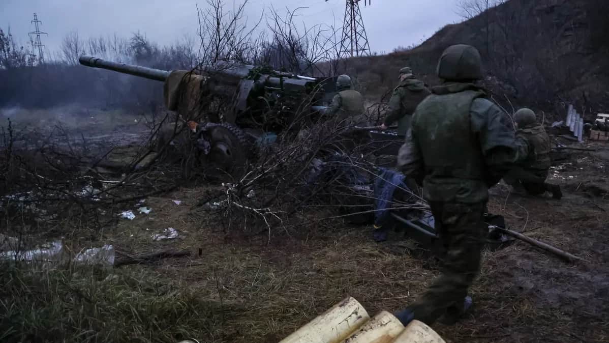 A fighter preparing to open fire on a position near Avdiivka, in eastern Ukraine’s Donetsk region, on 22 November 2022. Photo: Alessandro Guerra / EPA-EFE