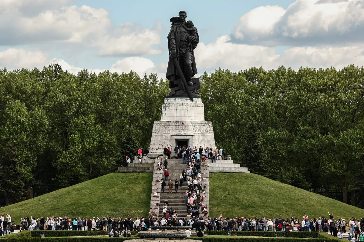 Очередь из посетителей советского мемориала Второй мировой войны в парке Трептов, Берлин, 9 мая 2025 года. Фото: Filip Singer / EPA