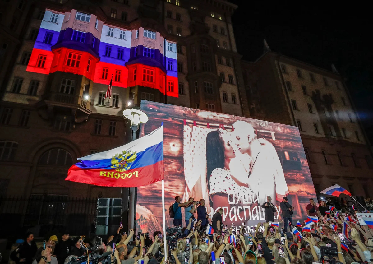 Концерт Ярослава Дронова у посольства США в Москве, 19 июля 2024 года. Фото: Максим Шипенков / EPA-EFE