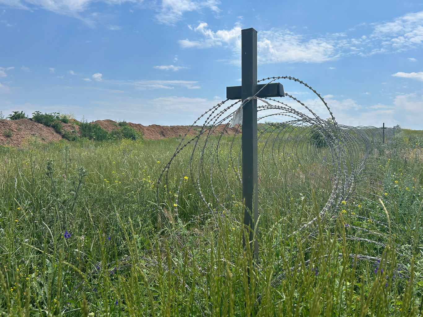 Полевые укрепления с колючей проволокой за Краматорском. Фото: Дмитрий Дурнев / «Новая газета Европа»