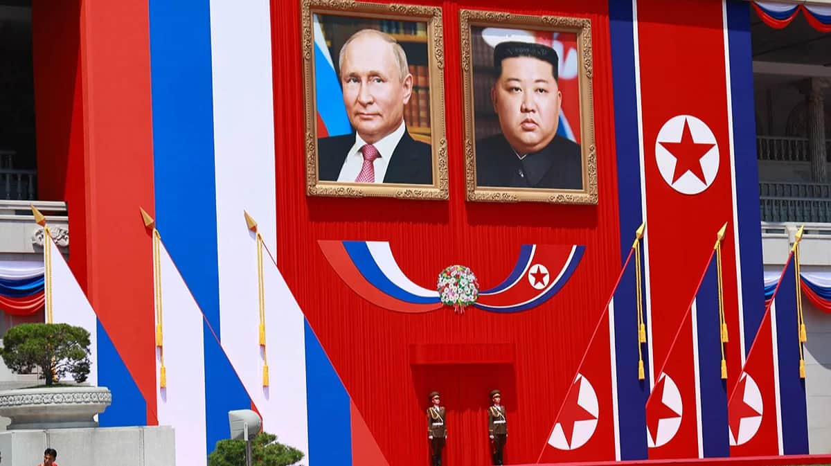 Портреты Ким Чен Ына и Владимира Путина на площади Ким Ир Сена в Пхеньяне 19 июня. Фото: Гавриил Григоров / AFP / Scanpix / LETA