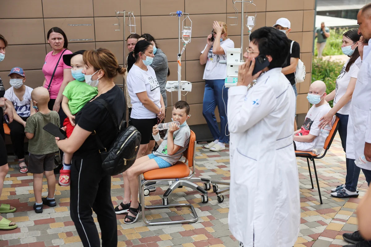 Patients of the Okhmatdyt Children’s Hospital are forced to wait outside after being evacuated following a strike on the building, 8 July 2024. Photo: Gleb Garanich / Reuters / Scanpix / LETA