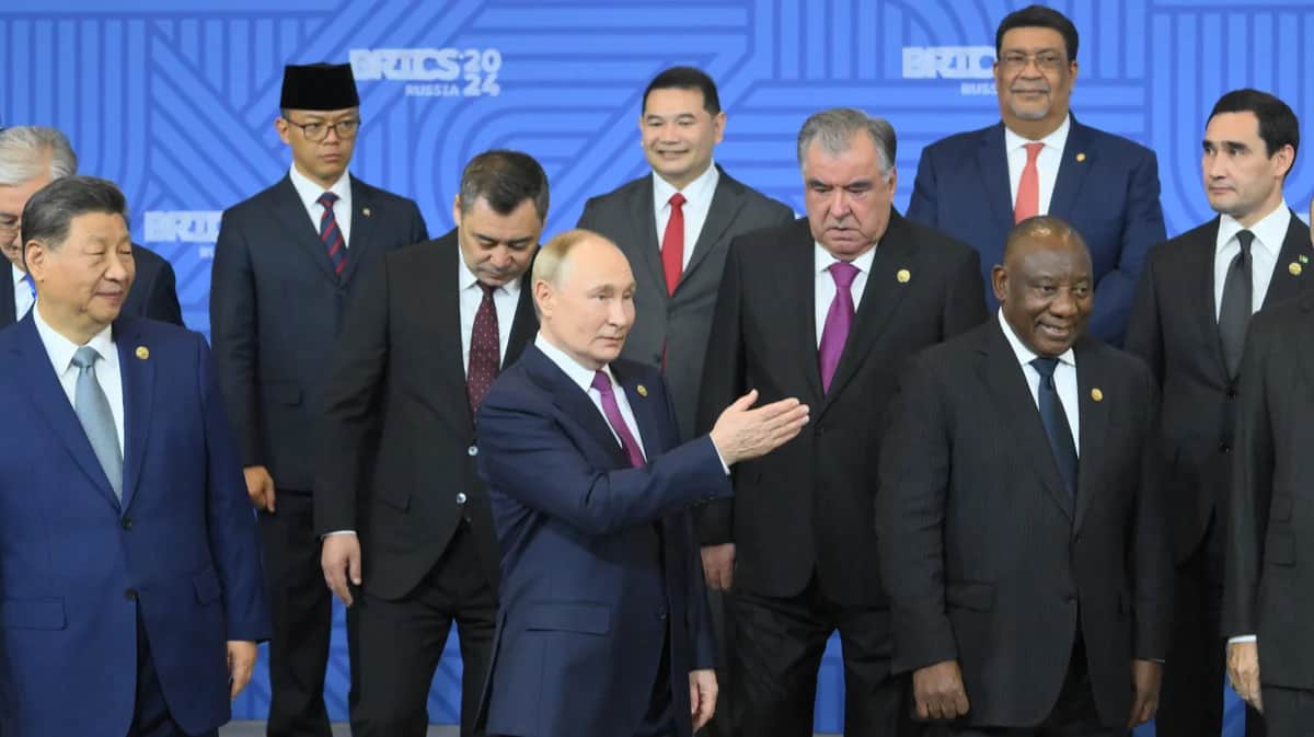 Владимир Путин, председатель КНР Си Цзиньпин и президент ЮАР Сирил Рамафоза на саммите БРИКС в Казани, 24 октября 2024 года. Фото: Григорий Сысоев / brics-russia2024.ru