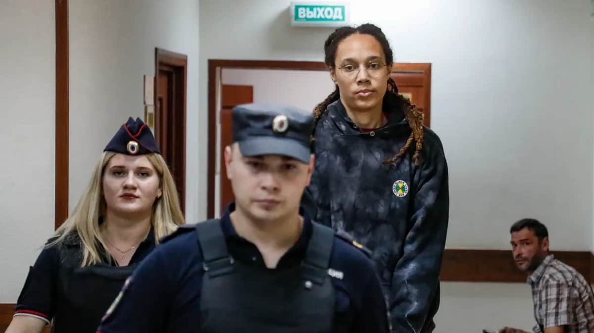 Баскетболистка, двукратная олимпийская чемпионка Бриттни Грайнер в Химкинском суде перед заседанием. Фото: EPA-EFE