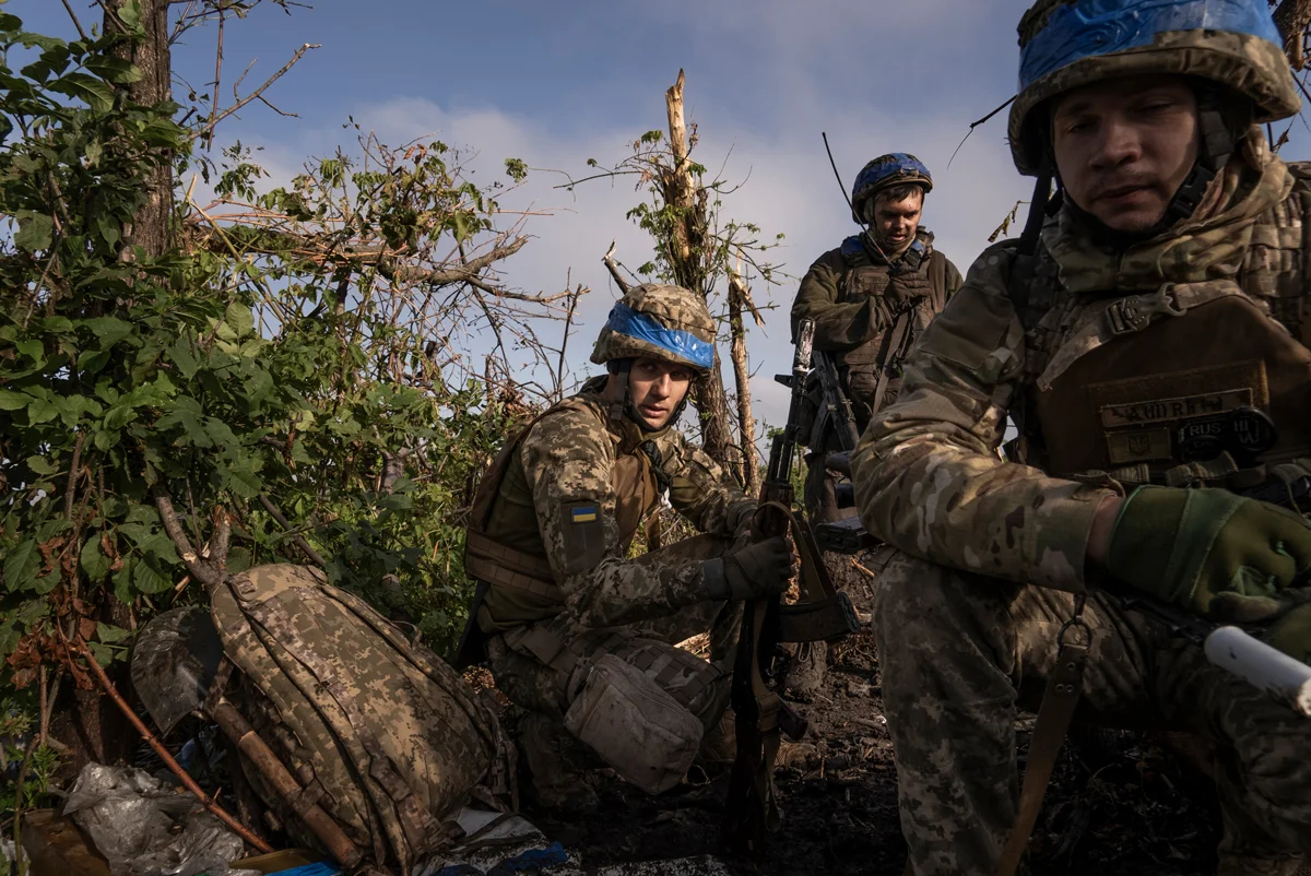 Украинские медики выносят раненого бойца в Андреевке, Донецкая область, Украина, 12 сентября 2023 года. Фото: Mstyslav Chernov / AP Photo / Cinetic Media