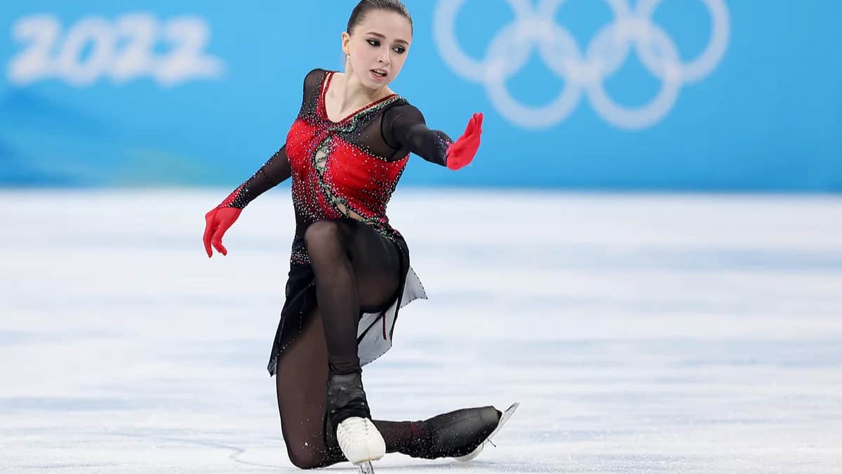 Камила Валиева во время соревнований по одиночному катанию в произвольной программе среди женщин на Олимпийских играх 2022 года в Пекине, 17 февраля 2022 года. Фото: Matthew Stockman / Getty Images