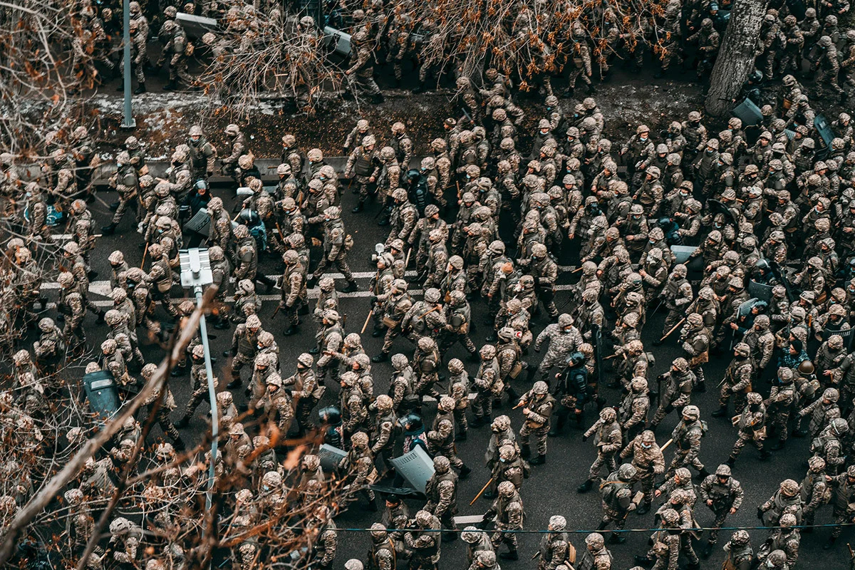 Казахстанские полицейские отступают во время митинга по поводу повышения цен на энергоносители в Алматы, Казахстан, 5 января 2022 г. Фото: Александр Кузнецов / EPA-EFE