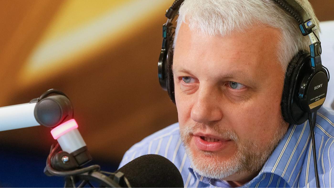 Журналист Павел Шеремет выступает в эфире радиостанции в Киеве, Украина, 11 октября 2015 года. Фото: Valentyn Ogirenko / REUTERS / Scanpix / LETA