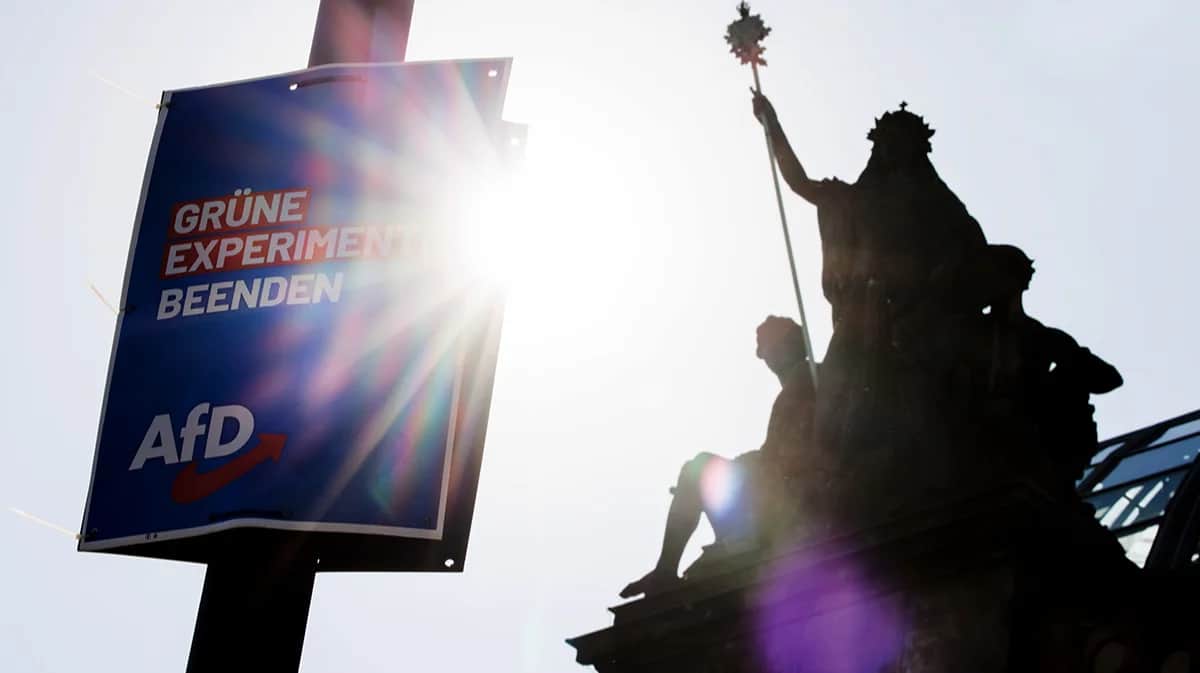 Предвыборный плакат ультраправой партии «Альтернатива для Германии» (AfD) с надписью «Конец экспериментам зеленых» перед железнодорожным вокзалом в Дрездене, Германия, 13 августа 2024 года. Фото: Clemens Bilan / EPA-EFE