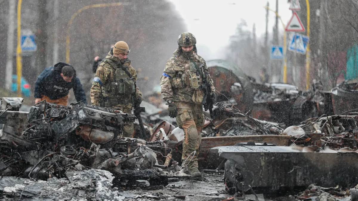 Ukrainian soldiers inspect Russian military hardware abandoned in the Kyiv region town of Bucha, Ukraine, 3 April 2022. Photo: EPA-EFE/ATEF SAFADI