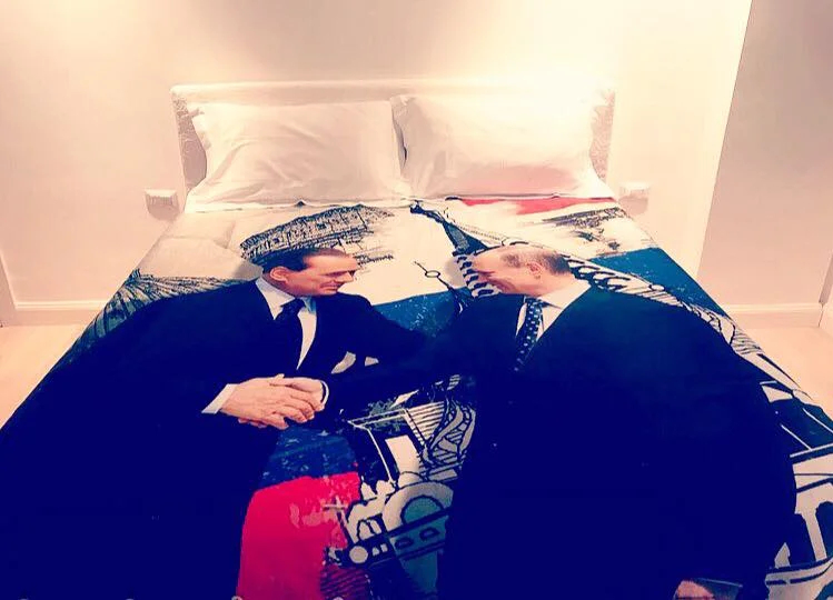 Пододеяльник размера king size с изображением двух неразлучных друзей, — подарок Берлускони Путину. Фото: <a href="https://www.facebook.com/michele.cascavilla.5">Микеле Каскавилла</a>, владелец бренда постельного белья Lenzuolissimi 