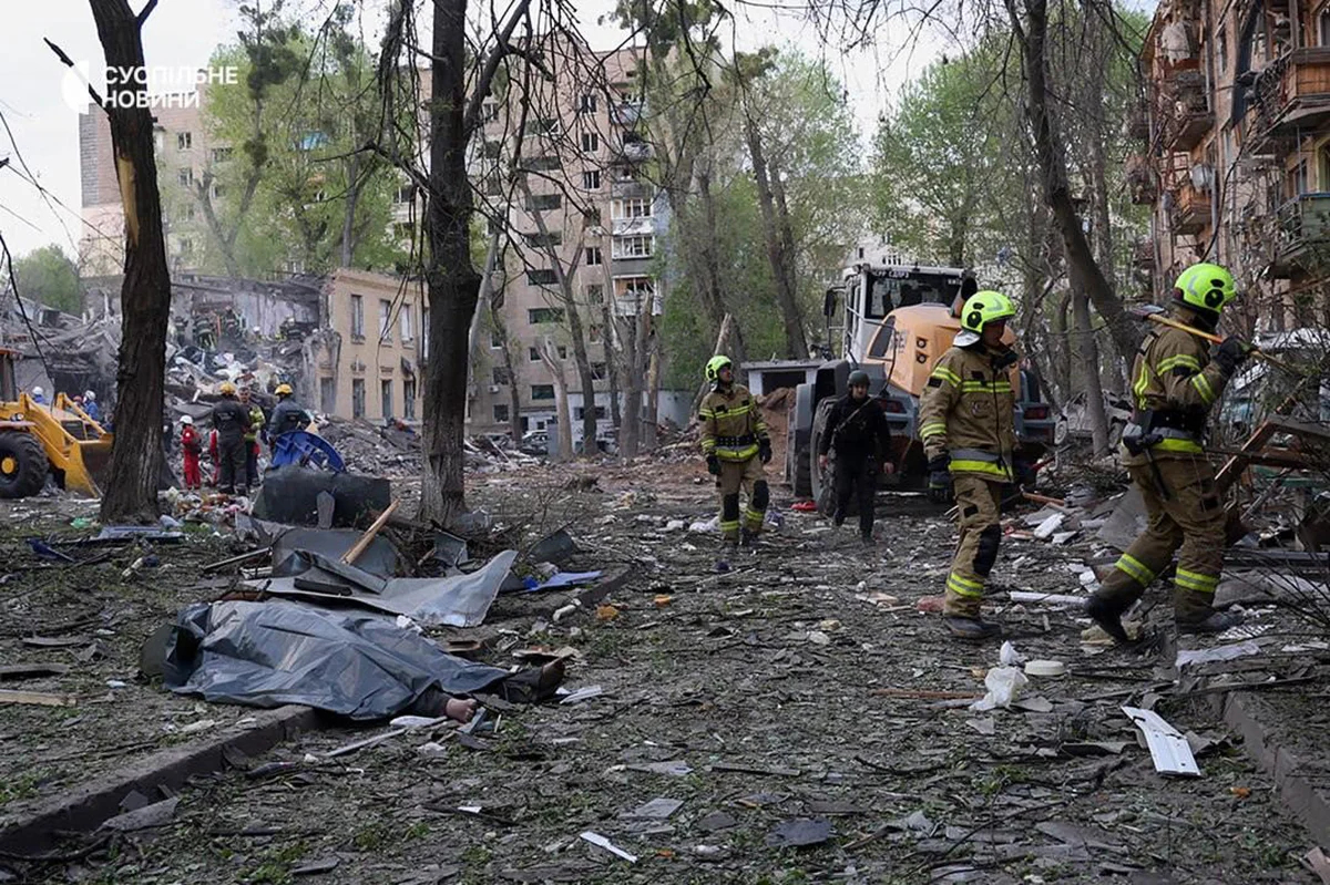 Тело жертвы около многоквартирного дома, пострадавшего в результате атаки. Фото: «Суспильне»
