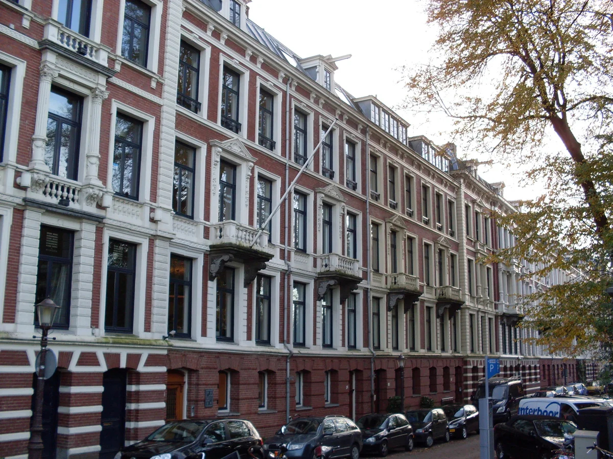 Вид на улицу Vossiusstraat. Фото: <a data-sk="tooltip_parent" data-stringify-link="https://en.wikipedia.org/wiki/Vossiusstraat_16_(squat)#/media/File:Vossiusstraat.JPG" href="https://en.wikipedia.org/wiki/Vossiusstraat_16_(squat)#/media/File:Vossiusstraat.JPG" rel="noopener noreferrer" target="_blank">Marcel Mulder</a> / Wikimedia (CC BY-SA 3.0 nl)