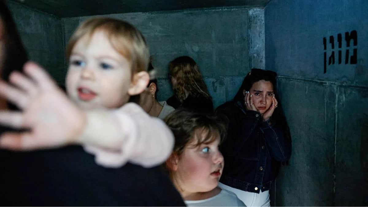 Люди в бомбоубежище, Ашкелон, Израиль, 28 февраля 2026 года. Фото: Amir Cohen / REUTERS / Scanpix / LETA