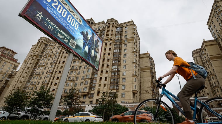 Женщин пытаются вербовать на войну в Украине, обещая списать долги